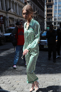 Gigi Hadid feet photo thumbnail