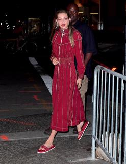 Gigi Hadid feet photo thumbnail
