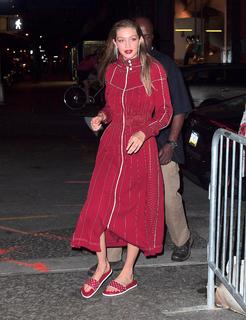 Gigi Hadid feet photo thumbnail