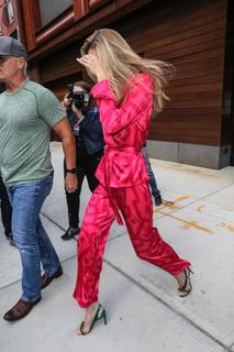 Gigi Hadid feet photo thumbnail