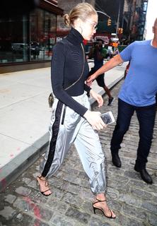 Gigi Hadid feet photo thumbnail