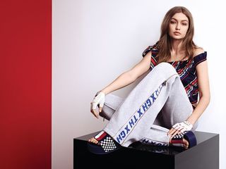 Gigi Hadid feet photo thumbnail