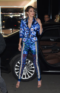 Gigi Hadid feet photo thumbnail