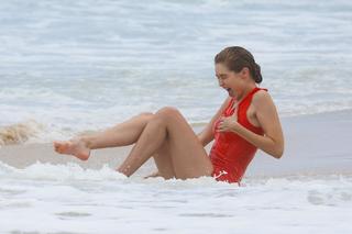 Gigi Hadid feet photo thumbnail