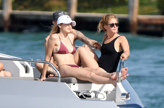 Gigi Hadid feet photo thumbnail