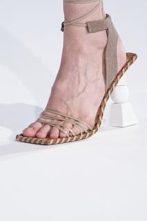 Gigi Hadid feet photo thumbnail