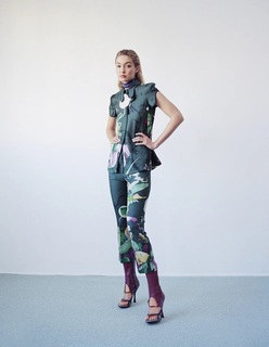 Gigi Hadid feet photo thumbnail