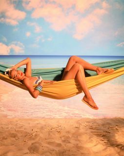 Gigi Hadid feet photo thumbnail