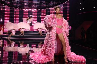 Gigi Hadid feet photo thumbnail