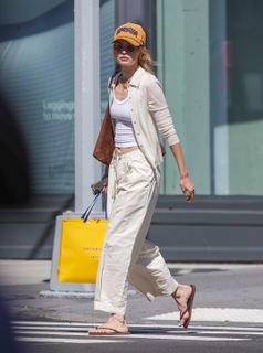 Gigi Hadid feet photo 4
