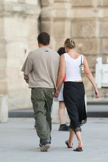 Gigi Hadid feet photo 15