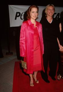 Gillian Anderson feet photo thumbnail