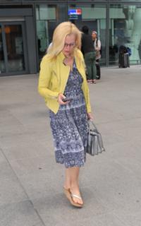 Gillian Anderson feet photo thumbnail