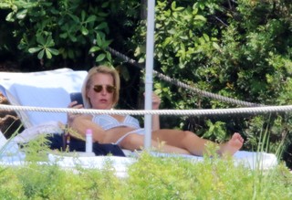 Gillian Anderson feet photo thumbnail