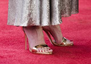Gillian Anderson feet photo thumbnail