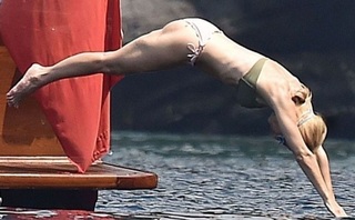 Gillian Anderson feet photo thumbnail