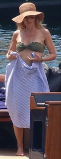 Gillian Anderson feet photo thumbnail