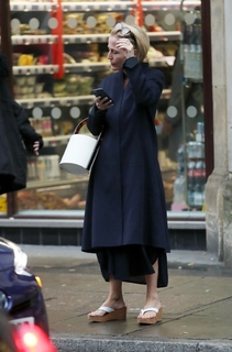 Gillian Anderson feet photo thumbnail