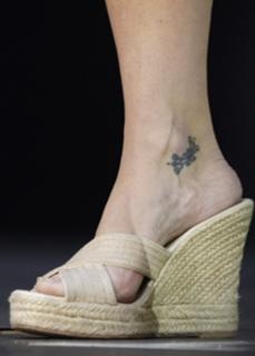 Gillian Anderson feet photo thumbnail