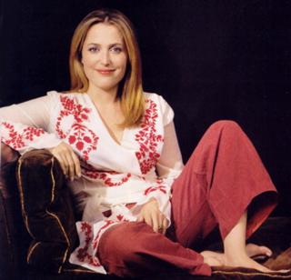 Gillian Anderson feet photo thumbnail