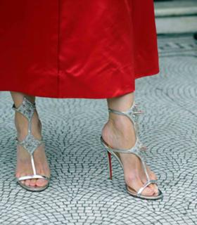 Gillian Anderson feet photo thumbnail