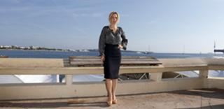 Gillian Anderson feet photo thumbnail