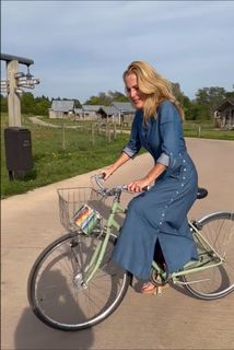 Gillian Anderson feet photo thumbnail