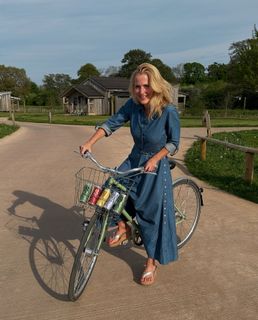 Gillian Anderson feet photo thumbnail