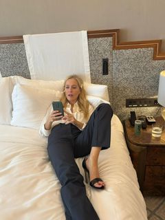 Gillian Anderson feet photo thumbnail