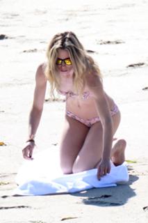 Gillian Zinser feet photo 9