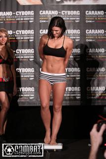 Gina Carano feet photo thumbnail
