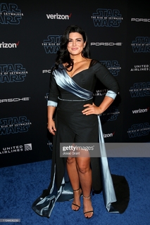 Gina Carano feet photo thumbnail