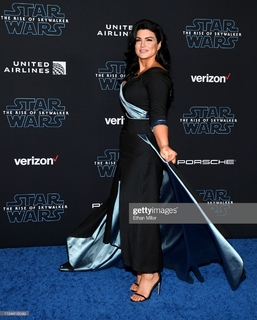 Gina Carano feet photo thumbnail