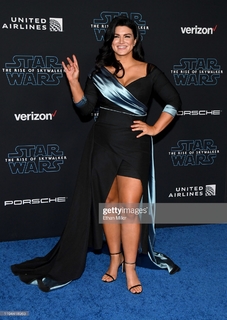 Gina Carano feet photo thumbnail