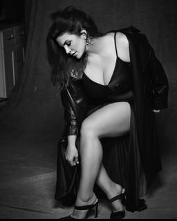 Gina Carano feet photo thumbnail