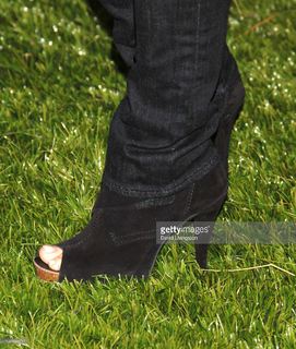 Gina Gershon feet photo thumbnail