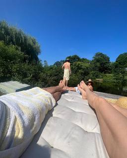 Gina Gershon feet photo thumbnail
