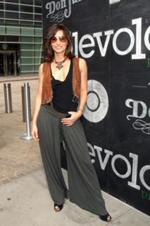 Gina Gershon feet photo thumbnail