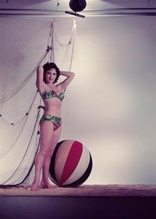 Gina Lollobrigida feet photo thumbnail