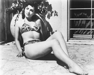 Gina Lollobrigida feet photo thumbnail
