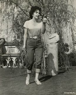 Gina Lollobrigida feet photo thumbnail