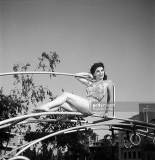 Gina Lollobrigida feet photo thumbnail