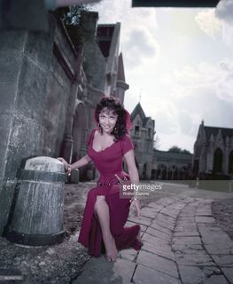 Gina Lollobrigida feet photo thumbnail