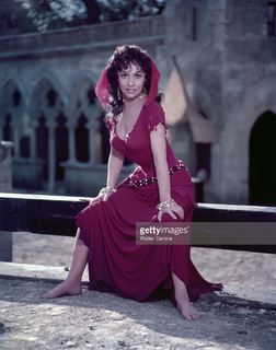 Gina Lollobrigida feet photo thumbnail