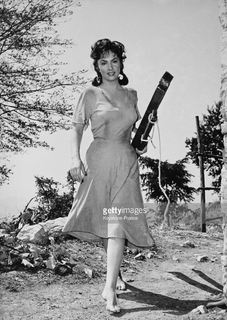 Gina Lollobrigida feet photo thumbnail