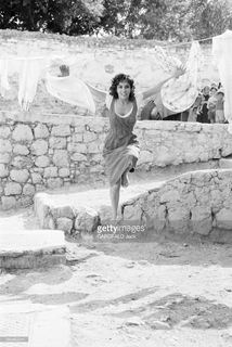 Gina Lollobrigida feet photo thumbnail