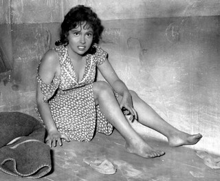 Gina Lollobrigida feet photo thumbnail