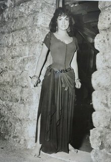 Gina Lollobrigida feet photo thumbnail