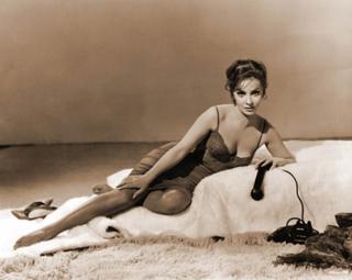 Gina Lollobrigida feet photo thumbnail