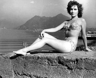 Gina Lollobrigida feet photo thumbnail